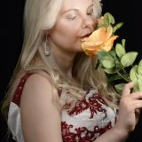 "Une Rose" par MARIIE : Un Hymne à la Vie Composé par Alexandra Edin